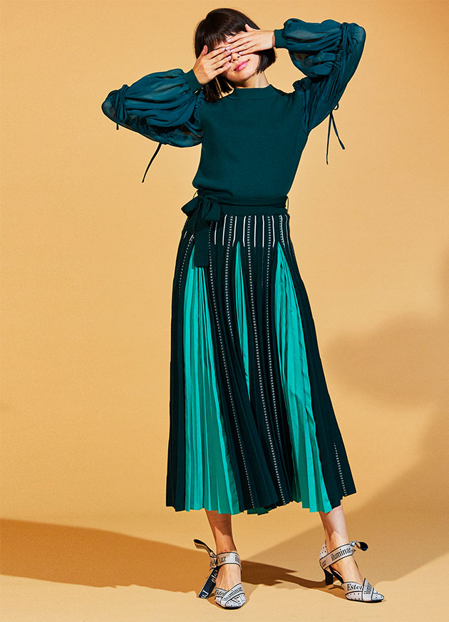 LOOK 02 | スリーブデザインニット＆異素材MIXプリーツ