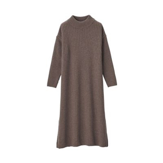 首のチクチクをおさえた　リブ編みモックネックワンピース　モカブラウン