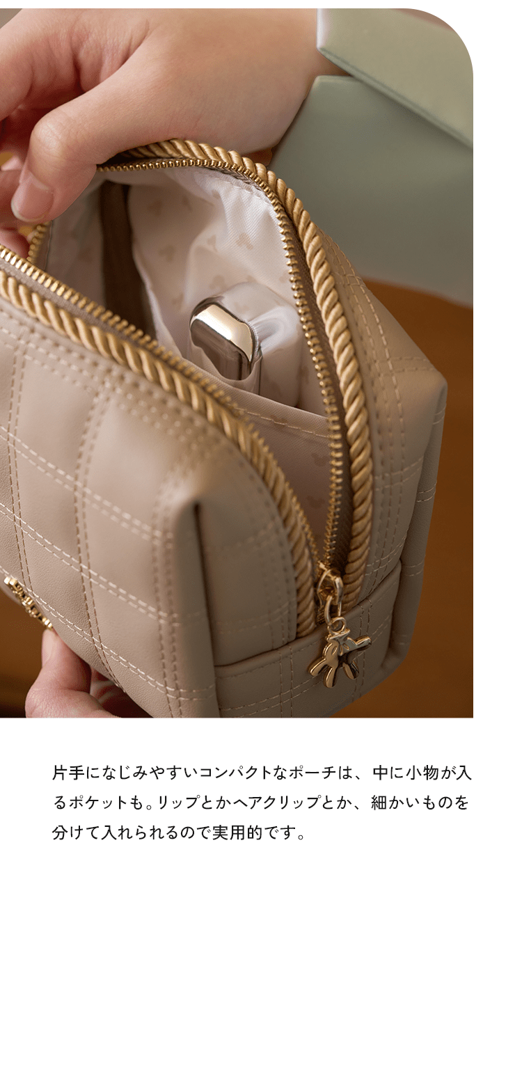 片手になじみやすいコンパクトなポーチは、中に小物が入るポケットも。リップとかへアクリップとか、細かいものを分けて入れられるので実用的です。