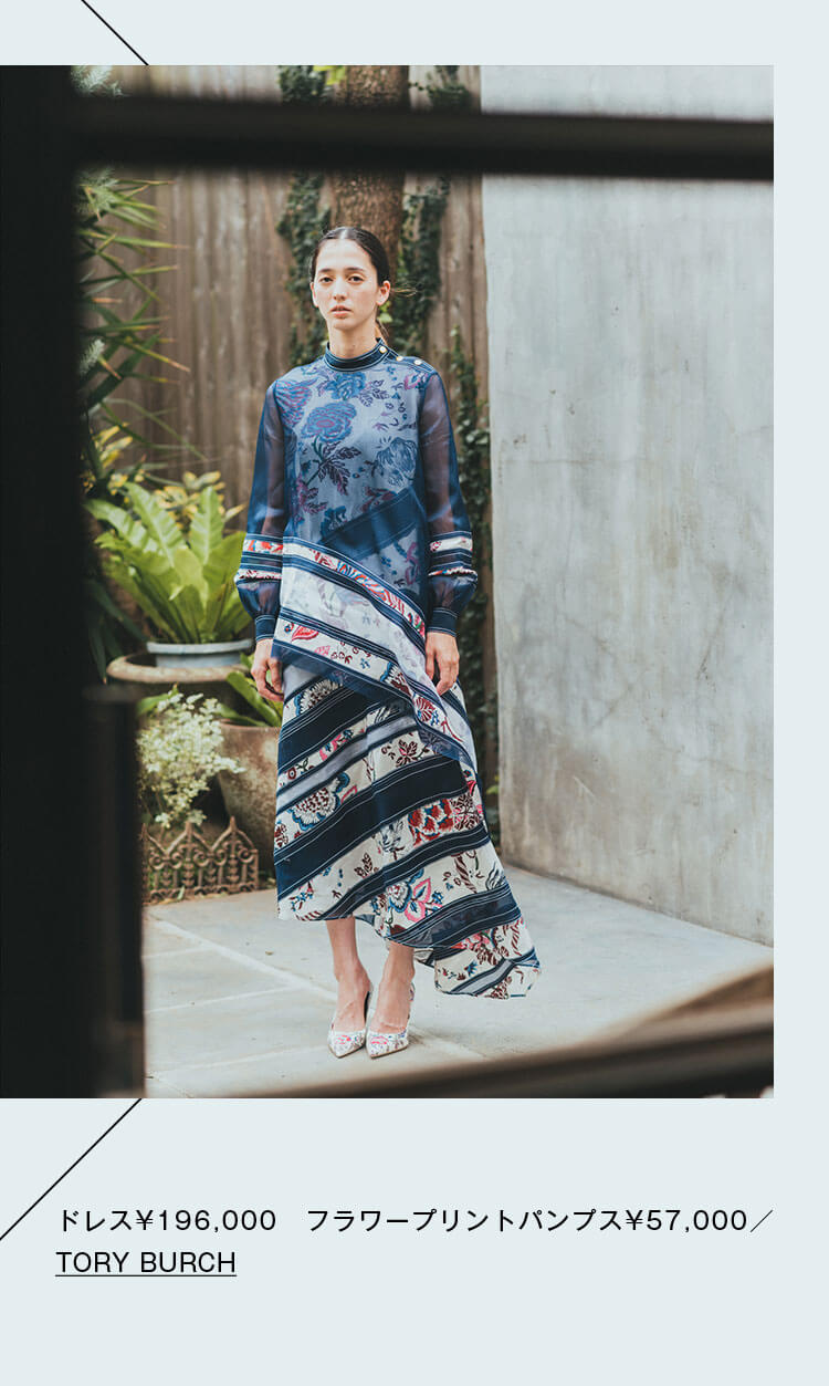 ドレス¥196,000　フラワープリントパンプス¥57,000／TORY BURCH